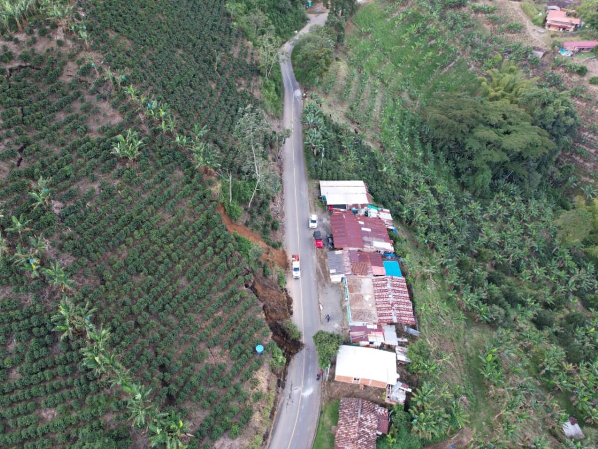 Cuatro viviendas y una carretera están en riesgo por un derrumbe en San José, Caldas
