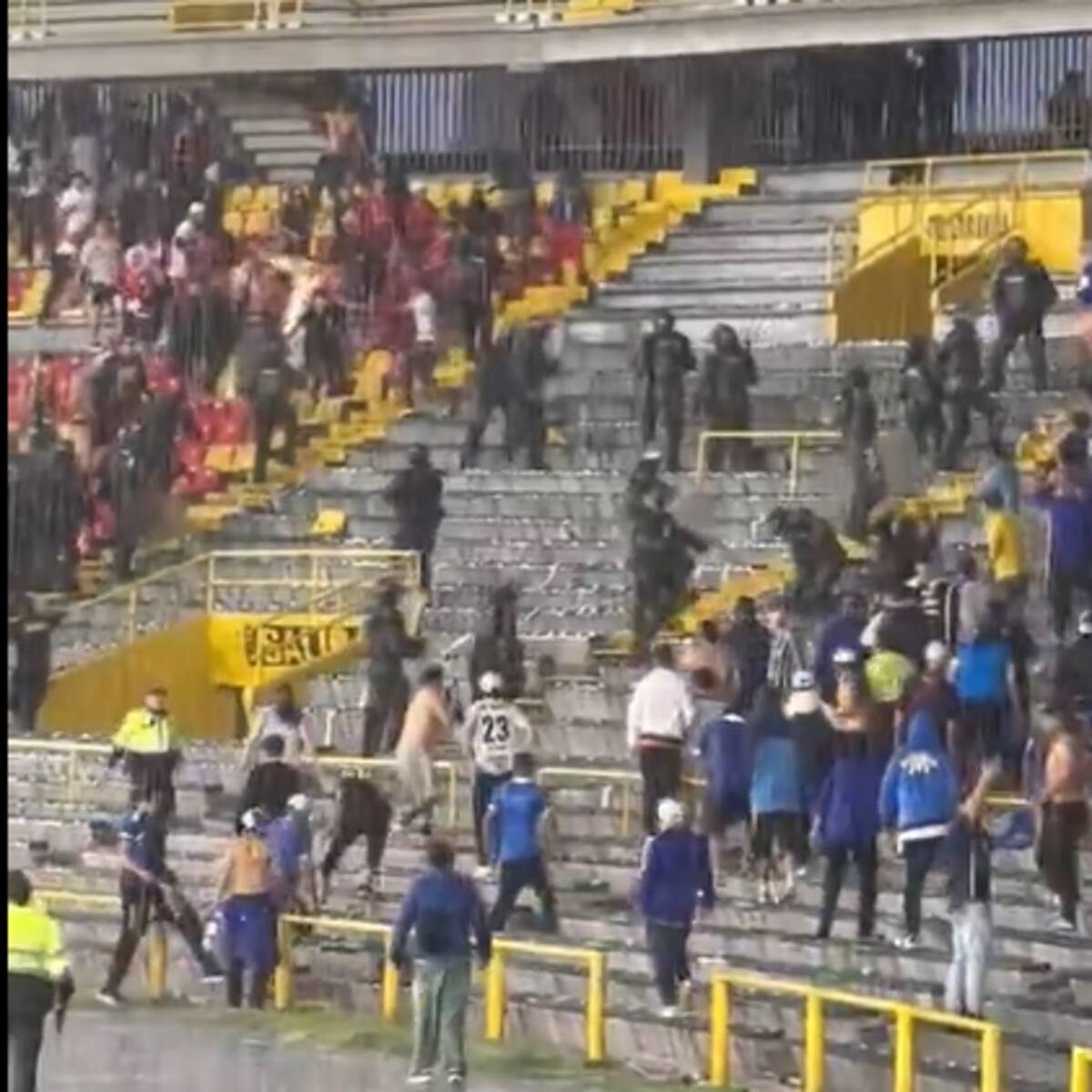 VIDEO: Hinchas de Millonarios y América protagonizaron enfrentamientos en El Campín