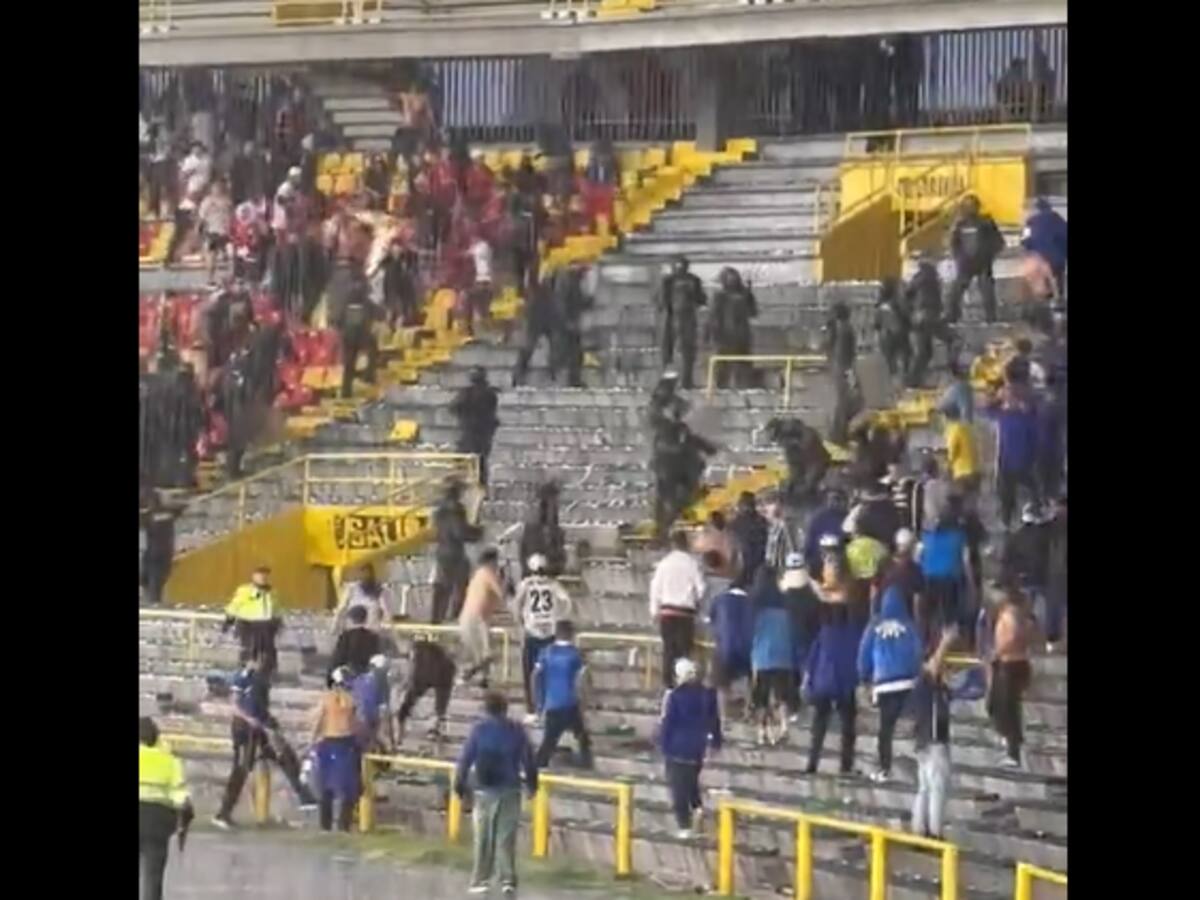 VIDEO: Hinchas de Millonarios y América protagonizaron enfrentamientos en El Campín