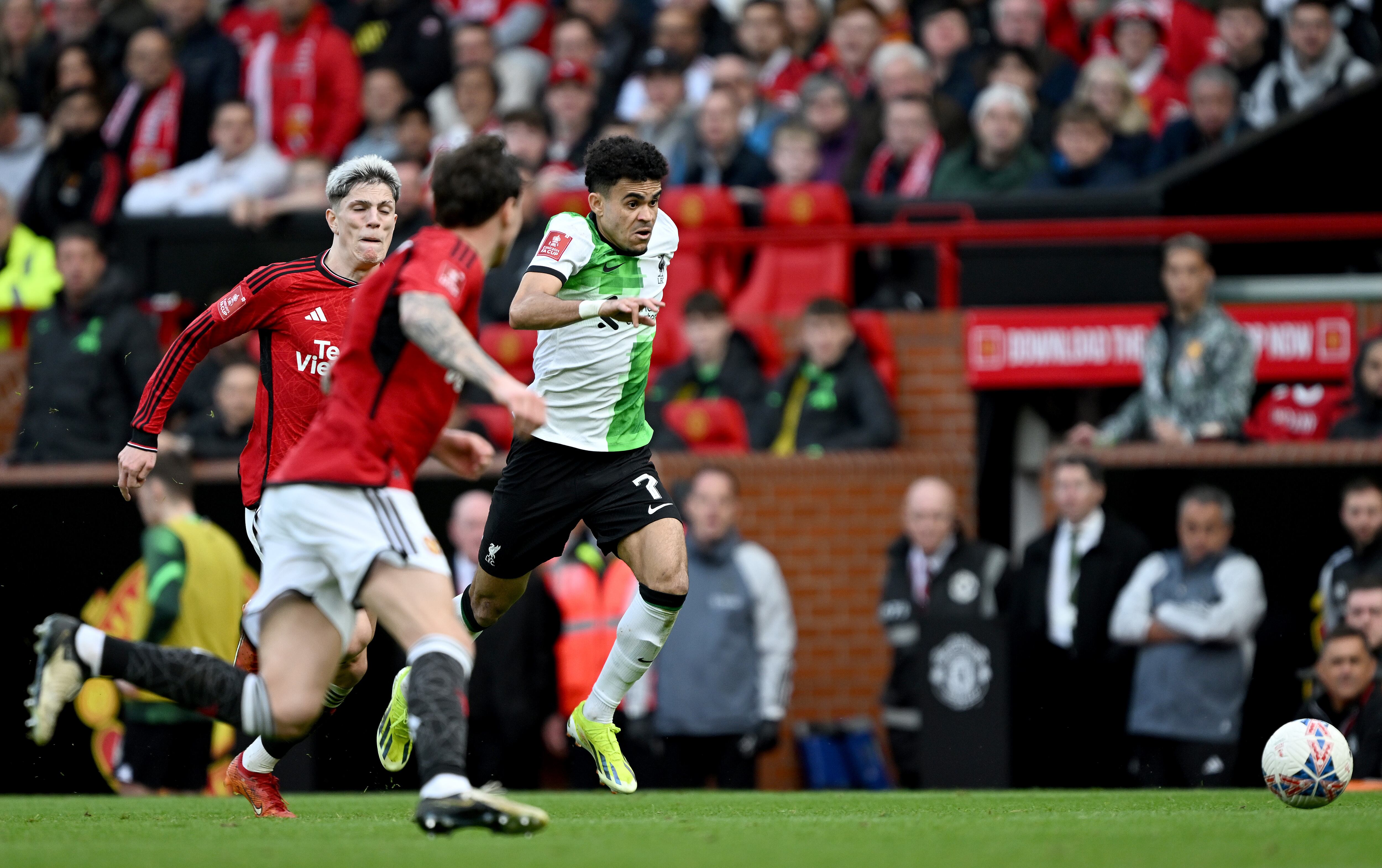 Luis Díaz enfrentando al Manchester United en Old Trafford. (Photo by Nick Taylor/Liverpool FC/Liverpool FC via Getty Images)