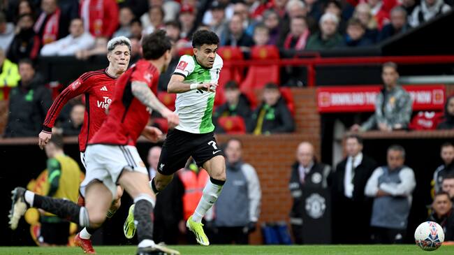 Luis Díaz enfrentando al Manchester United en Old Trafford. (Photo by Nick Taylor/Liverpool FC/Liverpool FC via Getty Images)