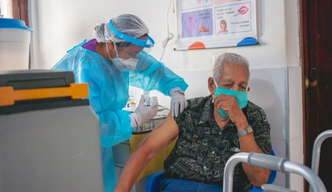 ¿En busca de la tercera dosis? Pfizer y Jansenn no van más en Colombia