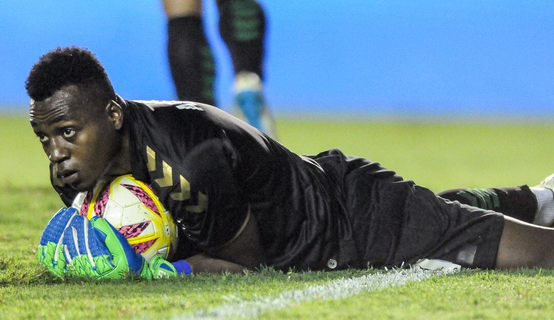 Arboleda durante un partido con la camiseta de Banfield 