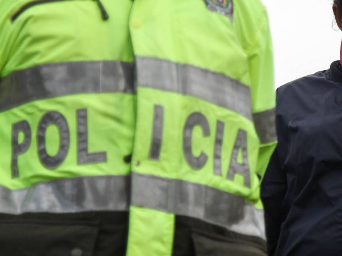 Policía se negó a hacer desalojo en Cali y entregó su arma de dotación