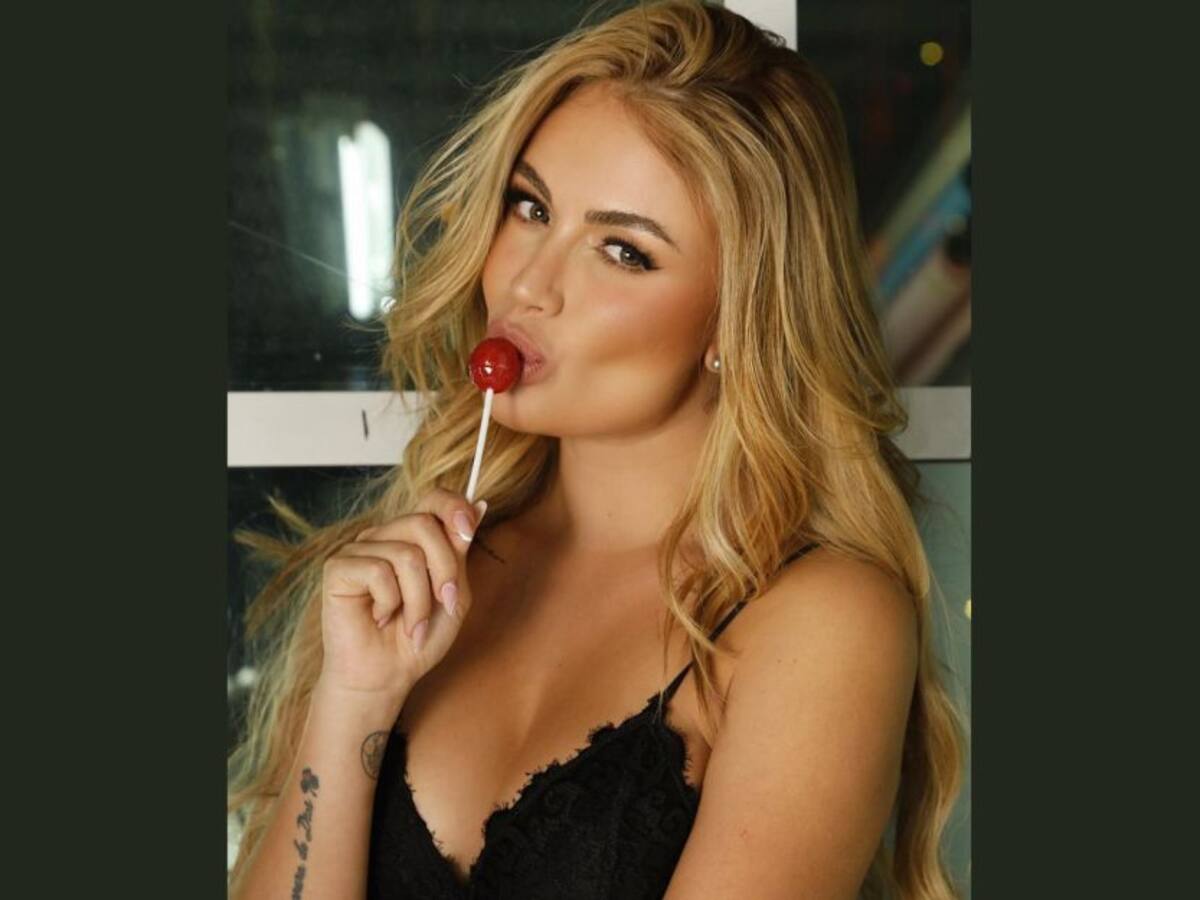 "Calentó hasta la arena": a Sara Uribe por sensual foto en traje de baño