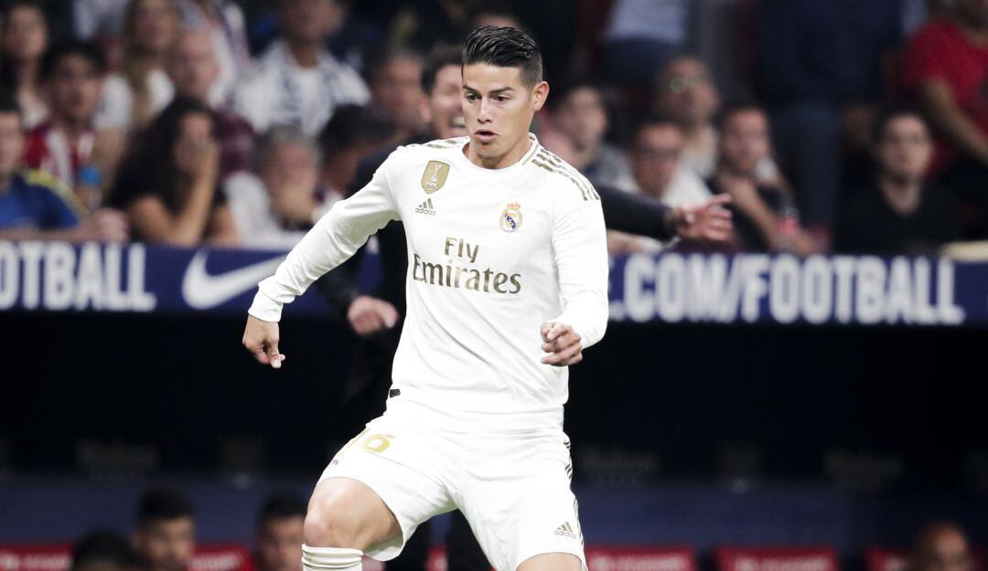 James Rodríguez en medio un partido