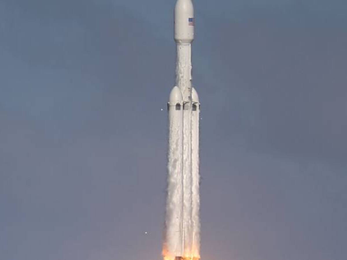 ¿A dónde va el auto Tesla enviado al espacio por SpaceX?