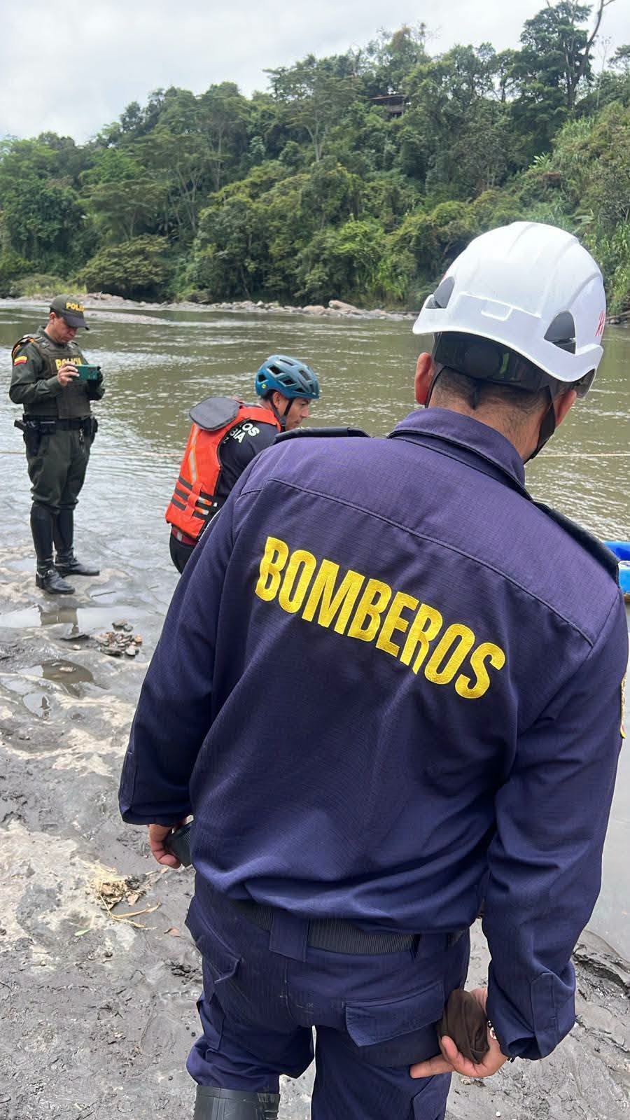 Bomberos de Barbosa, Moniquirá y Vélez, junto con la Defensa Civil y la Cruz Roja, continúan el operativo mientras esperan el apoyo de equipos especializados de rescate.