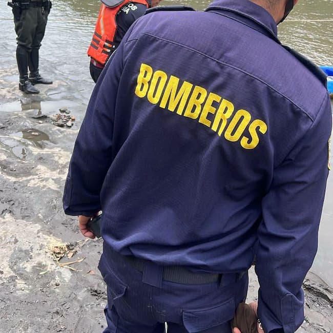 Bomberos de Barbosa, Moniquirá y Vélez, junto con la Defensa Civil y la Cruz Roja, continúan el operativo mientras esperan el apoyo de equipos especializados de rescate.