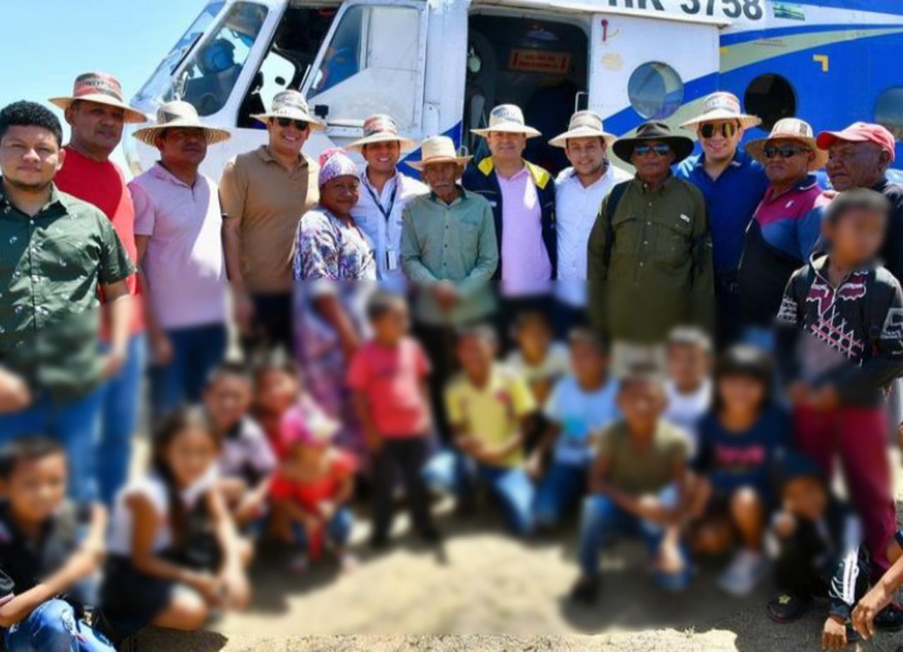 Director de la UNGRD, Olmedo López, con exalcaldes en La Guajira./ Foto: Cortesía, suministrada