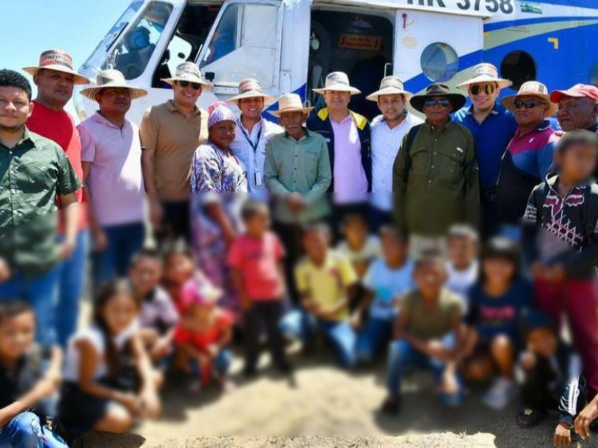 En helicóptero, Olmedo López viajó con exalcaldes para anunciar proyectos en La Guajira