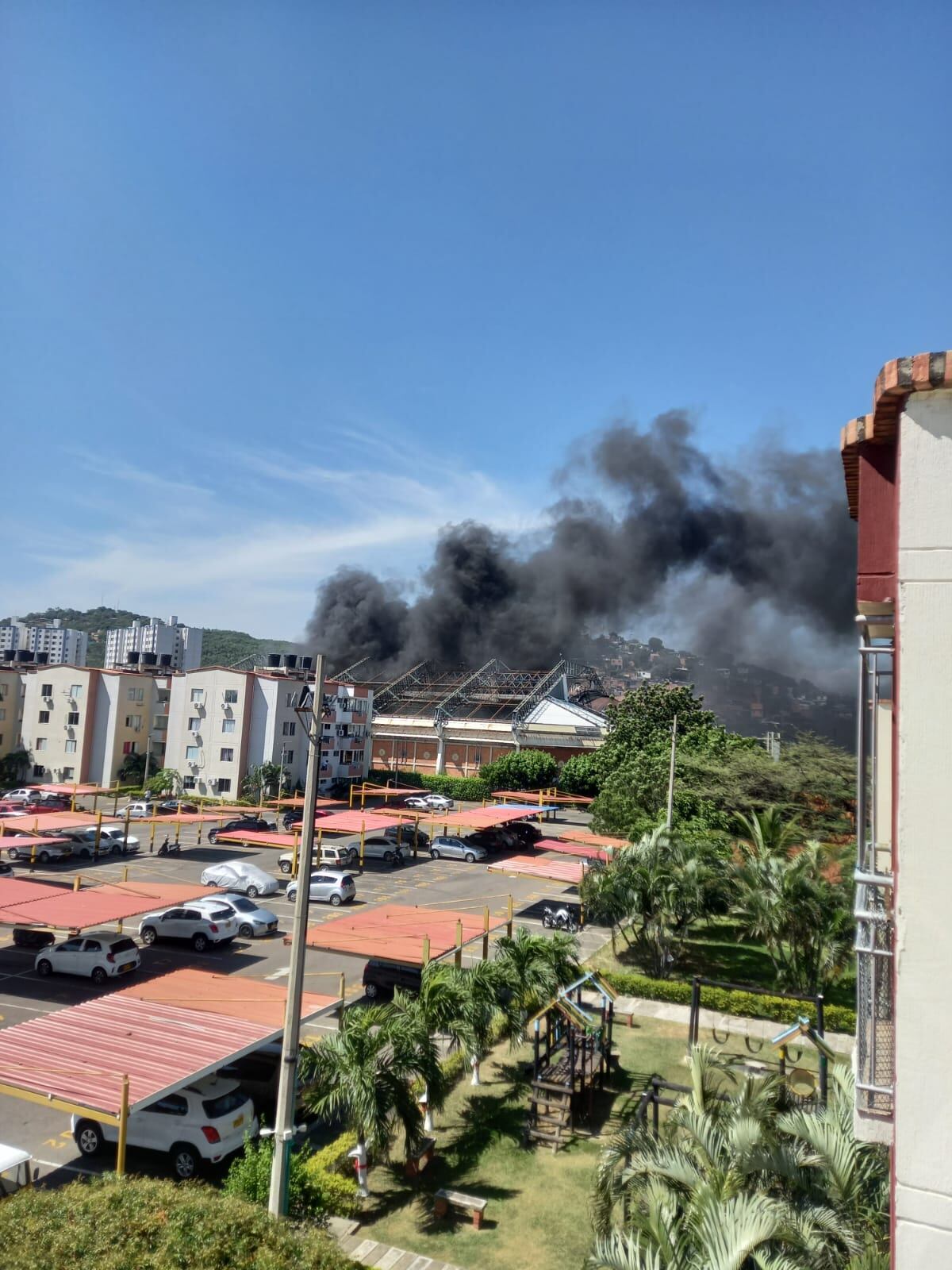 Incendio Coliseo Menor Eustorgio Colmenares - Foto: Kevin Orozco