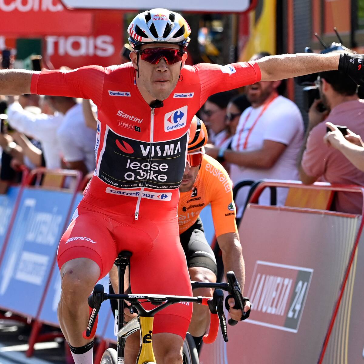 Van Aert impone el maillot rojo en Castelo Branco y se queda con la etapa 3 de La Vuelta
