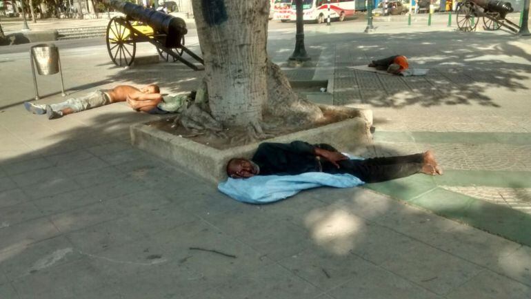 Habitantes de calle en el Paseo Bolívar.