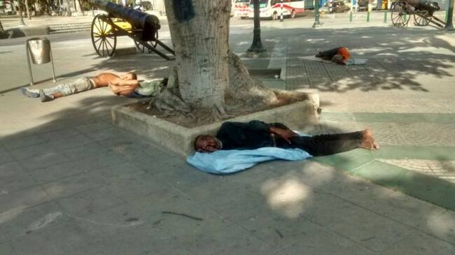 Habitantes de calle en el Paseo Bolívar.
