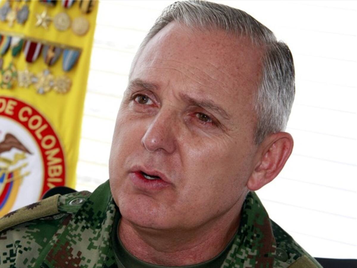 Al comandante de las FF.MM. no lo van a maltratar con un anónimo: general Mejía
