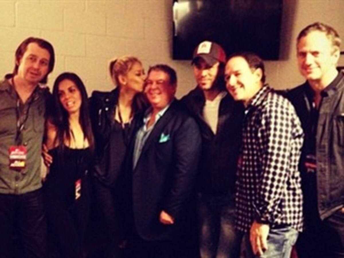 Enrique Iglesias y Anna Kournikova desmienten su ruptura con una foto