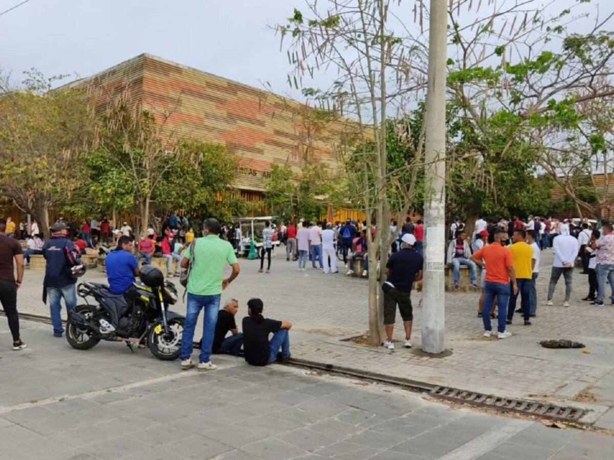 Largas filas de votantes en puntos electorales de Barranquilla
