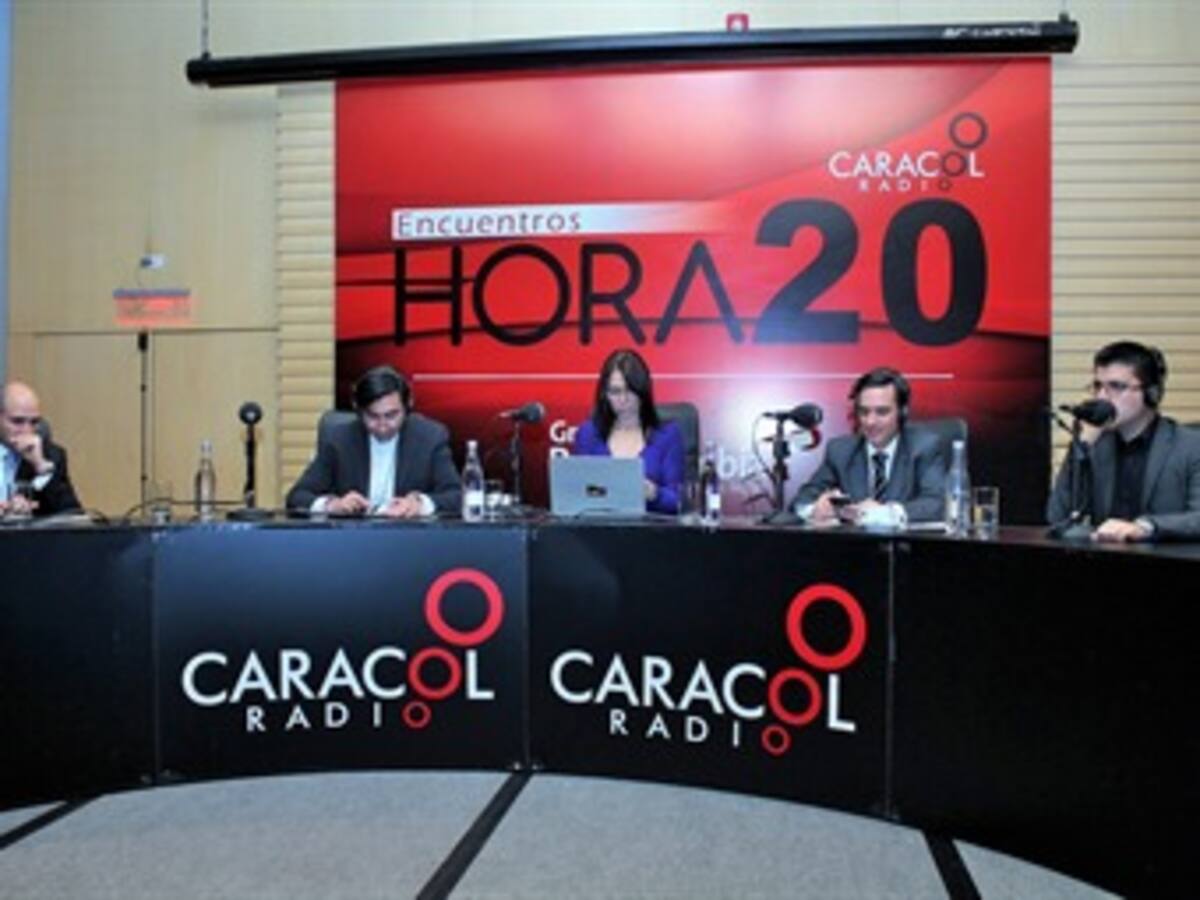 Panelistas en Encuentro Hora 20 "La economía de la internet"