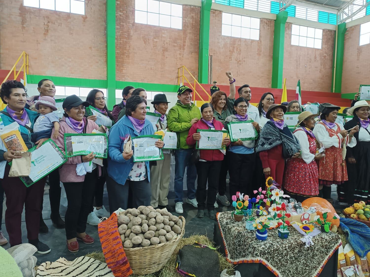 Con la presencia de la ministra de Agricultura y Desarrollo Rural, Jhenifer Mojica, la Agencia Nacional de Tierras entregó 345 títulos de propiedad a campesinos en Boyacá / Foto. Caracol Radio.