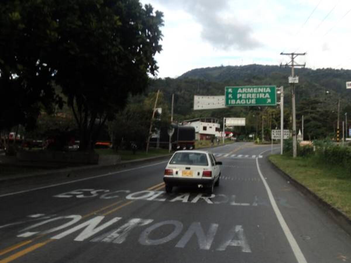 Vía la línea entre Quindío y Tolima con cierres intermitentes desde las 7 de la mañana