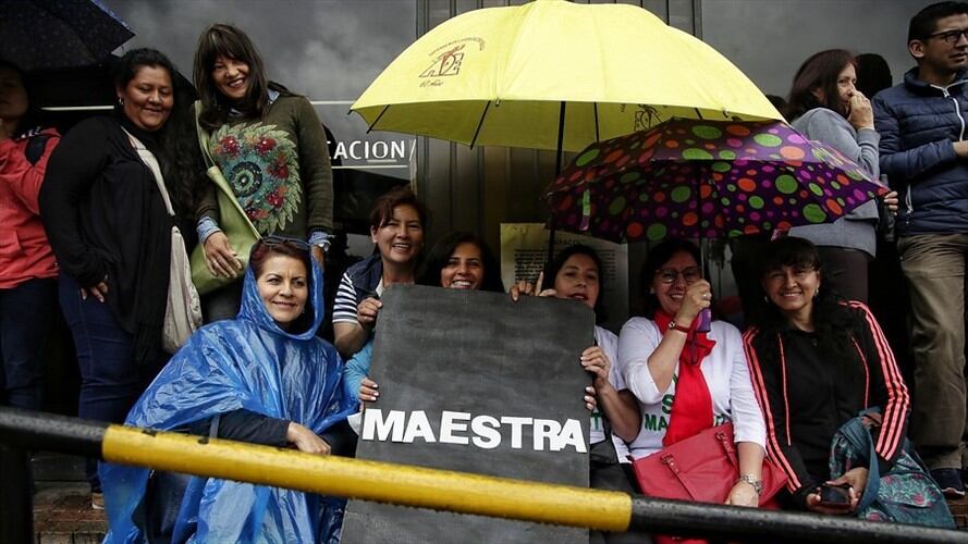Bogotá, 15 de junio de 2017. Frente a las instalaciones de la secretaría de educación de Bogotá, se concentran los maestros que siguen en paro. . Foto: Colprensa