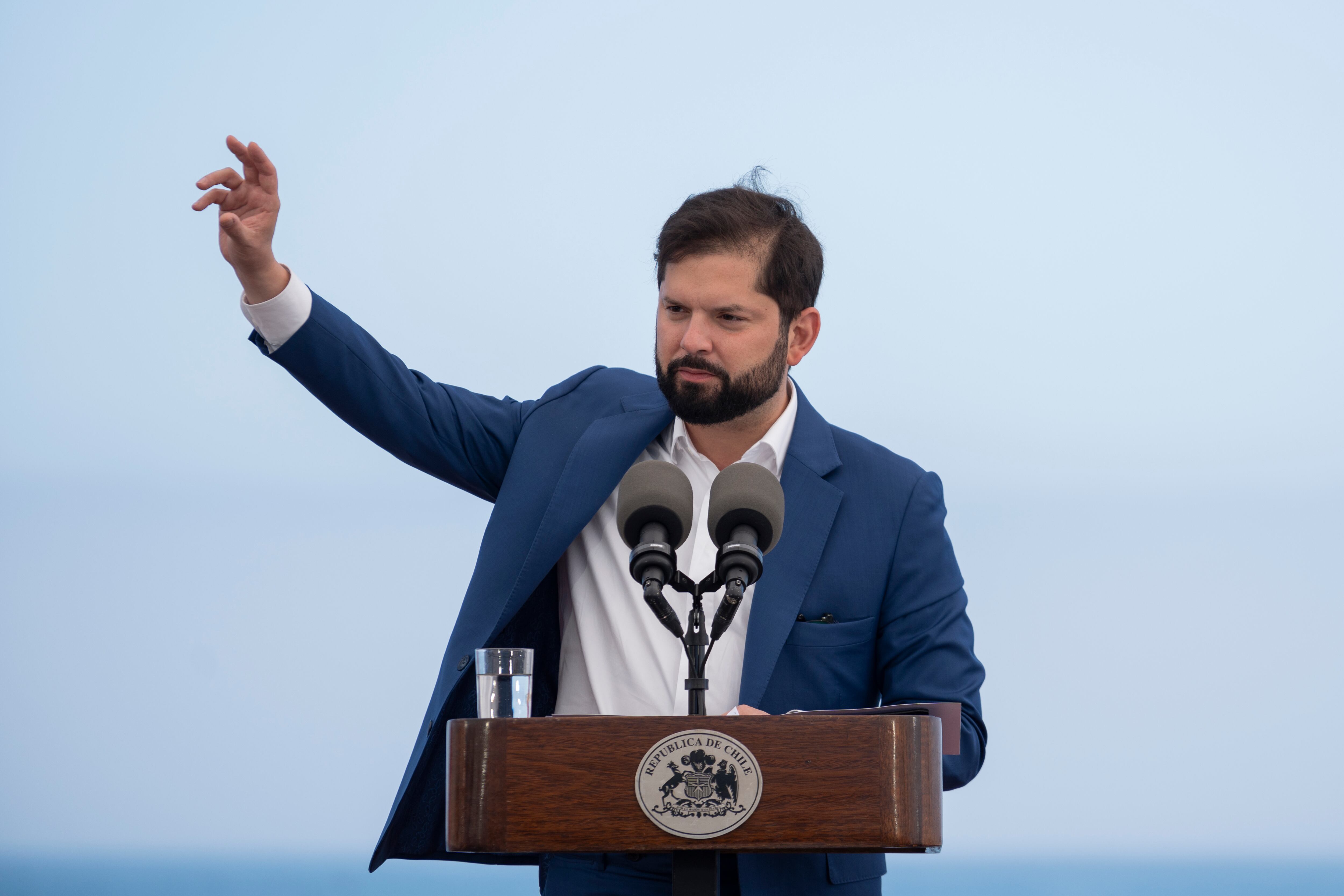 AME8719. VALPARAÍSO (CHILE), 11/01/2024.- El presidente de Chile, Gabriel Boric, pronuncia hoy un discurso durante la presentación del proyecto de construcción del Cable Humboldt, a bordo del buque AP-41 Aquiles de la Armada de Chile, en Valparaíso (Chile). El Gobierno de Chile y la multinacional Google anunciaron este jueves la construcción del primer cable submarino de fibra óptica en cruzar el Pacífico Sur y en conectar América del Sur con Oceanía y Asia. EFE/ Adriana Thomasa