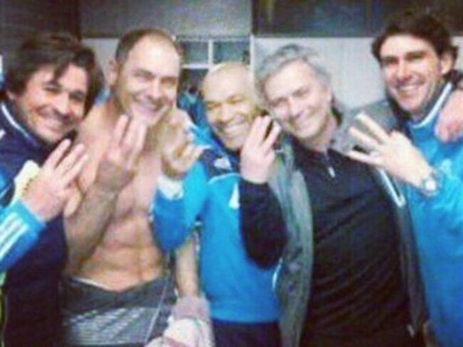Mou celebra mostrando tres dedos, la foto que empieza a darle la vuelta al mundo
