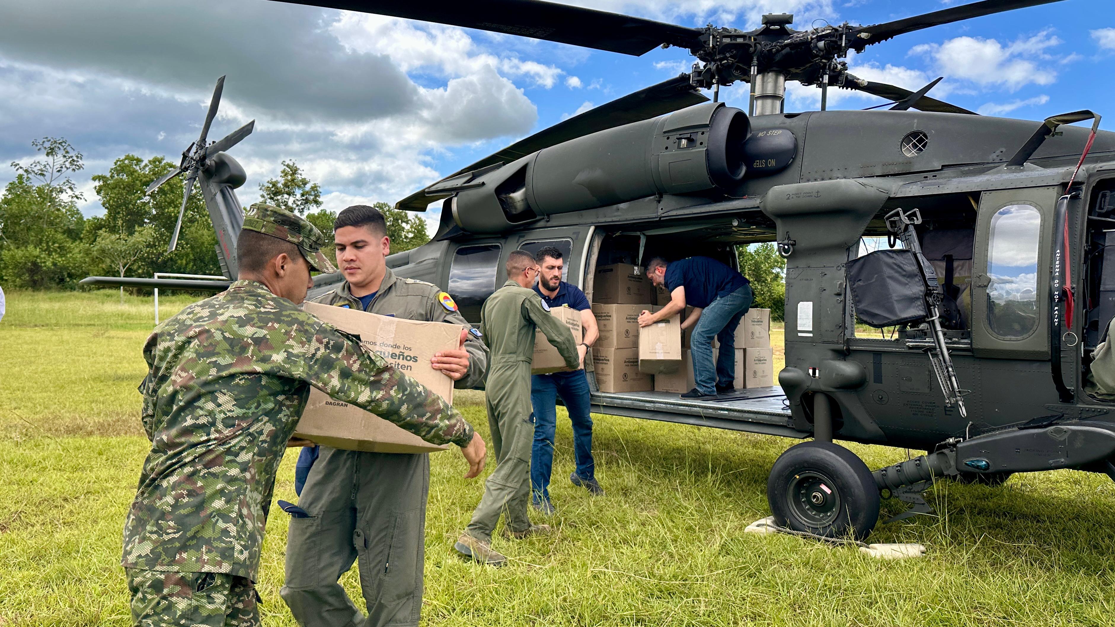 Entrega de ayudas en Urabá a afectados por erupción de volcán. Foto: Fuerza Aeroespacial.