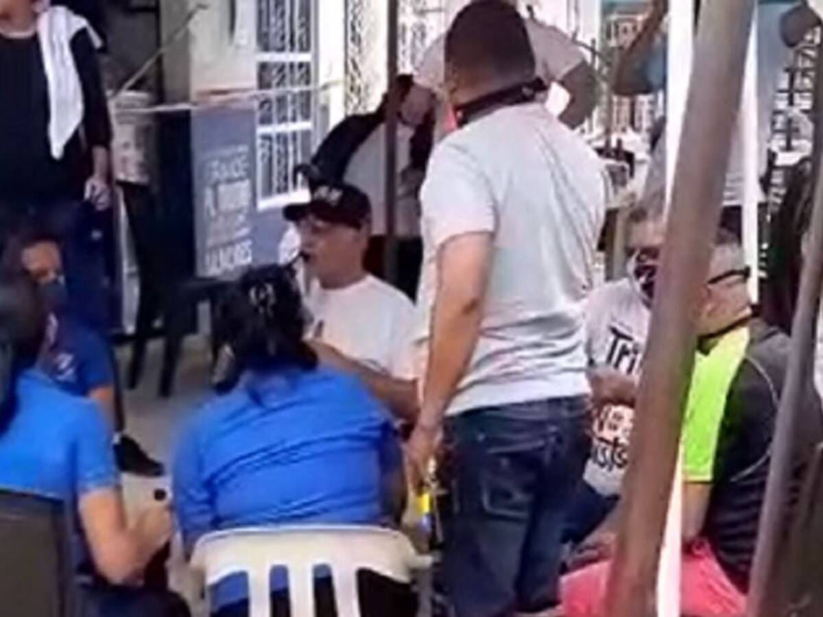 William Dau es sorprendido tomando cervezas y violando los protocolos