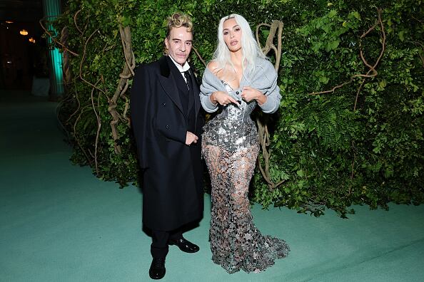 John Galliano y Kim Kardashian en La Met Gala 2024. Foto: Getty Images