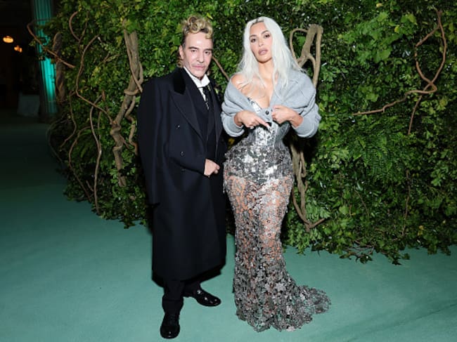 John Galliano y Kim Kardashian en La Met Gala 2024. Foto: Getty Images
