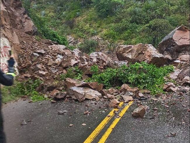 Está cerrada la vía Bucaramanga - San Gil por caída de rocas