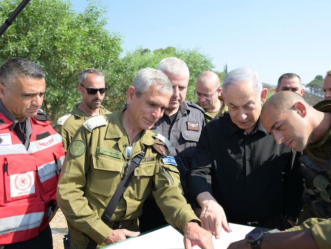 El primer ministro israelí, Benjamín Netanyahu, en una vista a las tropas apostadas en la frontera con Líbano después de varios días de intenso intercambio de fuego con Hezbolá. 
EFE/Oficina del Primer Ministro/GPO