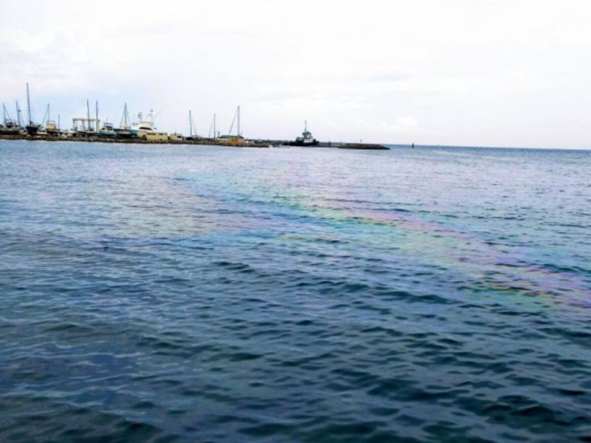 Alerta en Santa Marta por derrame de combustible en el mar