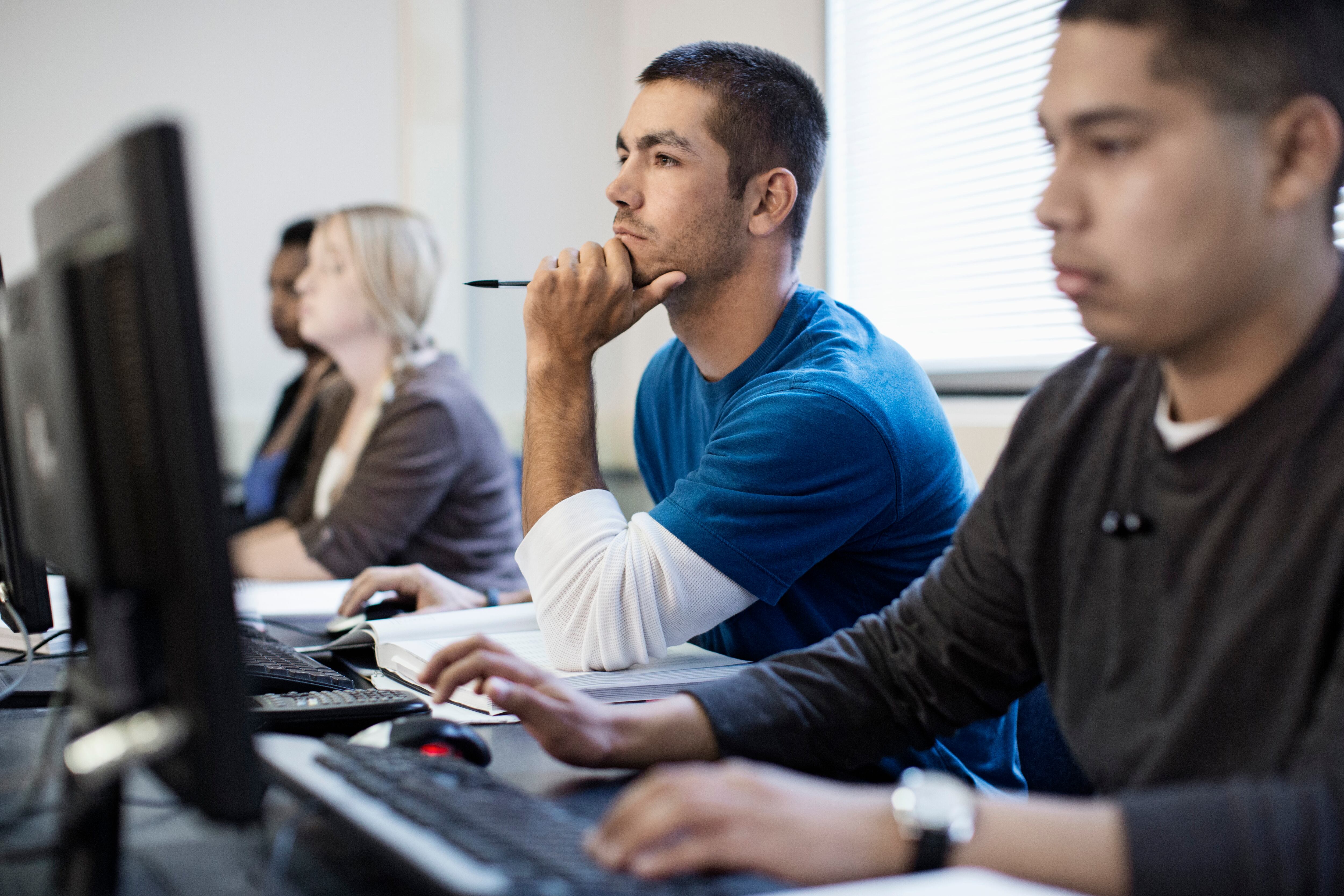 Personas estudiando en la universidad (Fotos vía Getty Images)