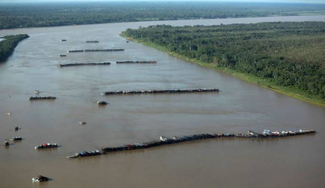Embarcaciones de mineros ilegales en el río Madeira. Foto: Bruno Kelly / Greenpeace