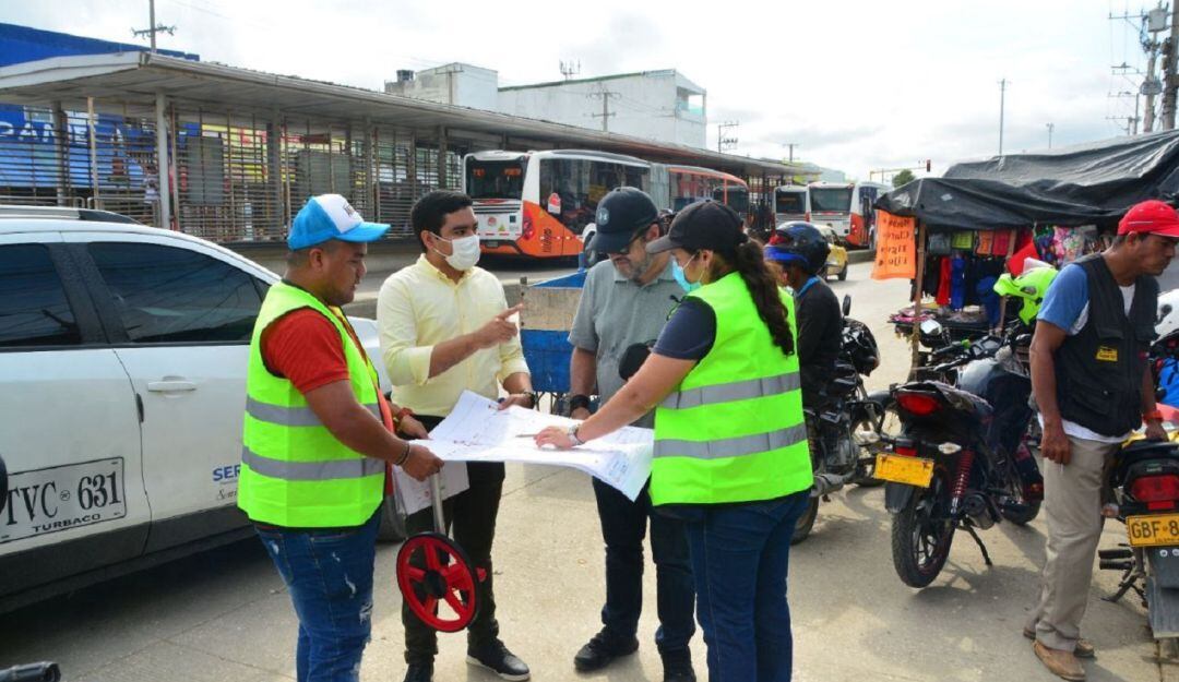 Se demarcarán los pasos peatonales, líneas centrales, bordes de pavimento, reductores de velocidades y líneas de carril