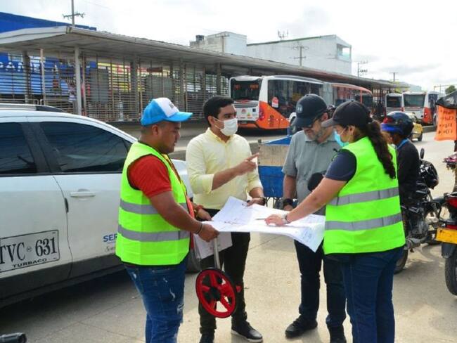 Se demarcarán los pasos peatonales, líneas centrales, bordes de pavimento, reductores de velocidades y líneas de carril