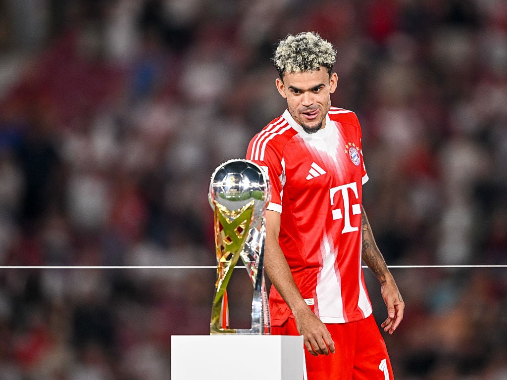 Luis Díaz visualiza el trofeo de la Supercopa de Alemania / Getty Images