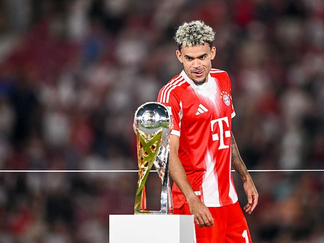 Luis Díaz visualiza el trofeo de la Supercopa de Alemania / Getty Images