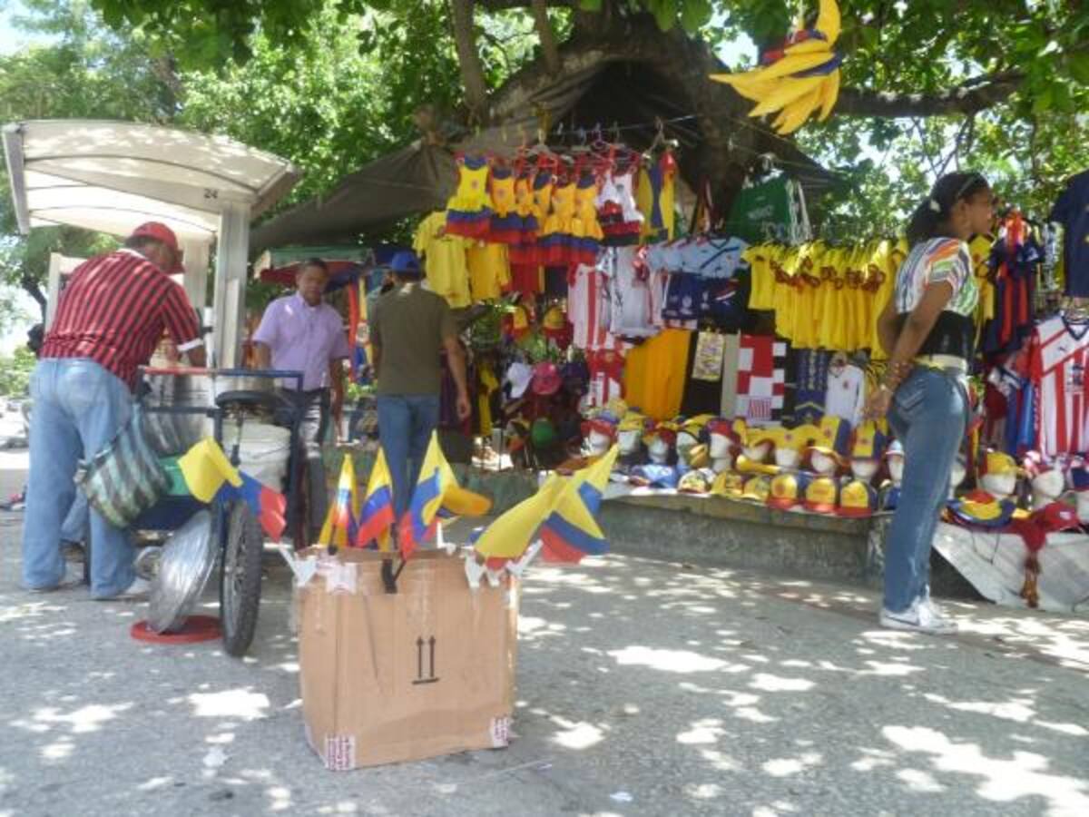 Las calles de Barranquilla están inundadas de objetos referentes al tricolor nacional.