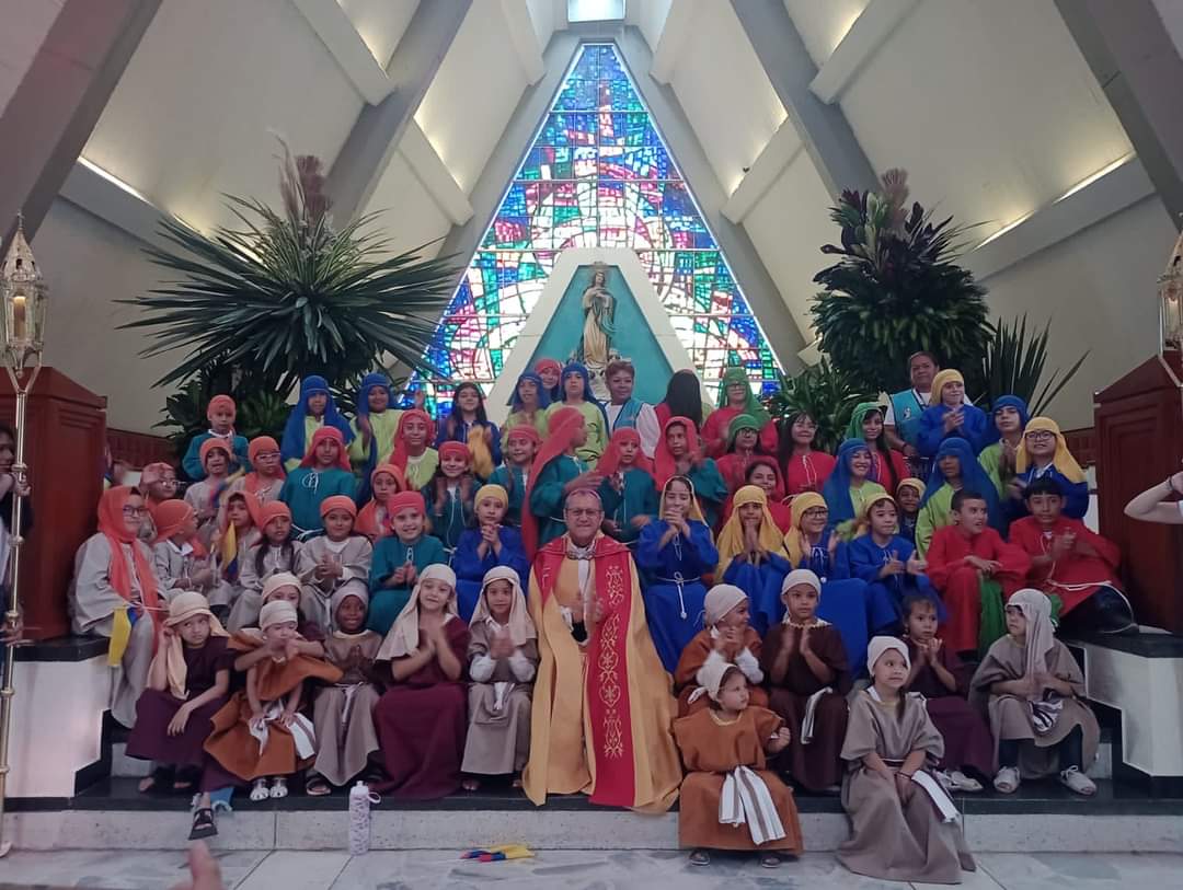 Semana Santa Infantil, Monseñor Carlos Arturo Quintero en la catedral Inmaculada Concepción. Foto Cortesía Diócesis de Armenia