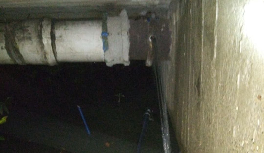 Al parecer, la fuga fue ocasionada por una persona que intentó hurtar accesorios conectados a una manguera que alimenta una zona verde del lugar