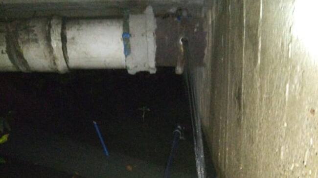 Al parecer, la fuga fue ocasionada por una persona que intentó hurtar accesorios conectados a una manguera que alimenta una zona verde del lugar