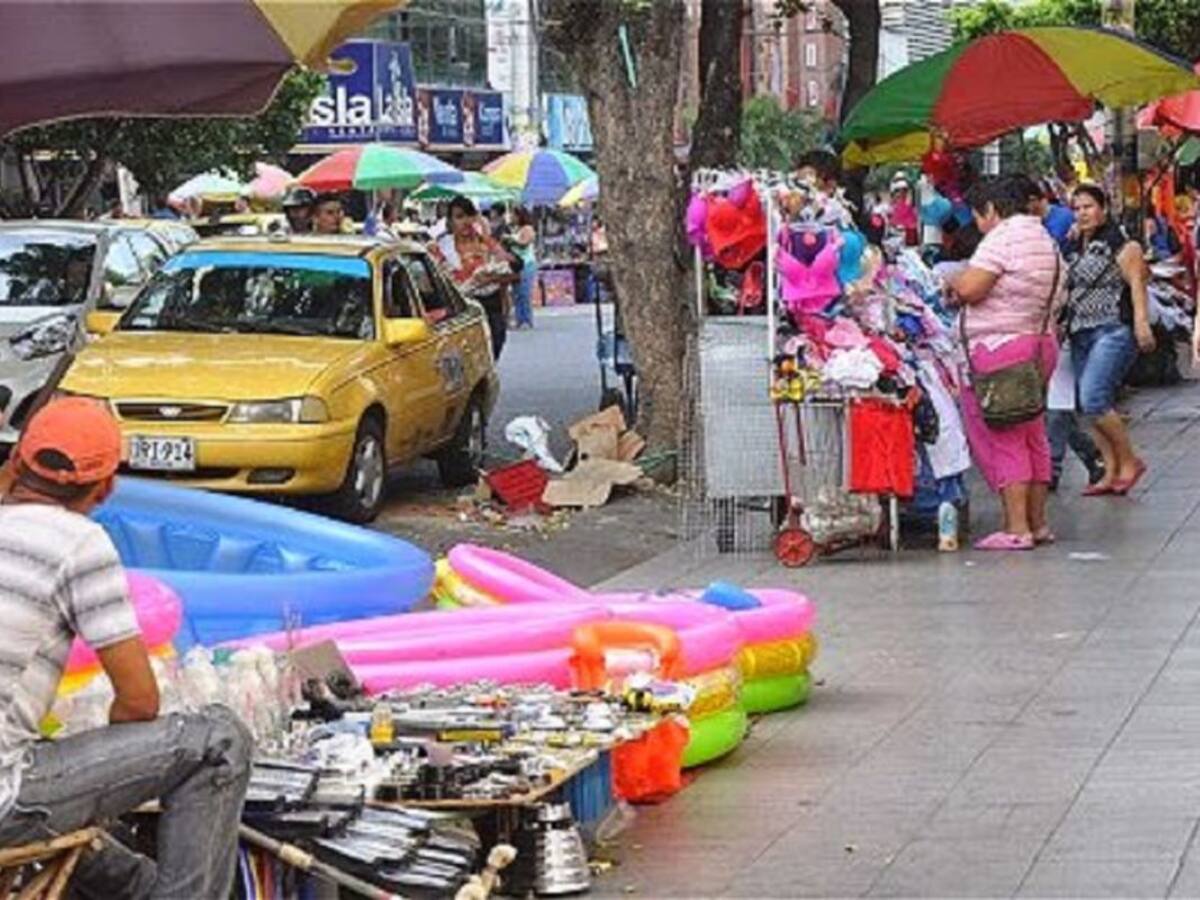Vendedores informales podrán estar en las calles este mes