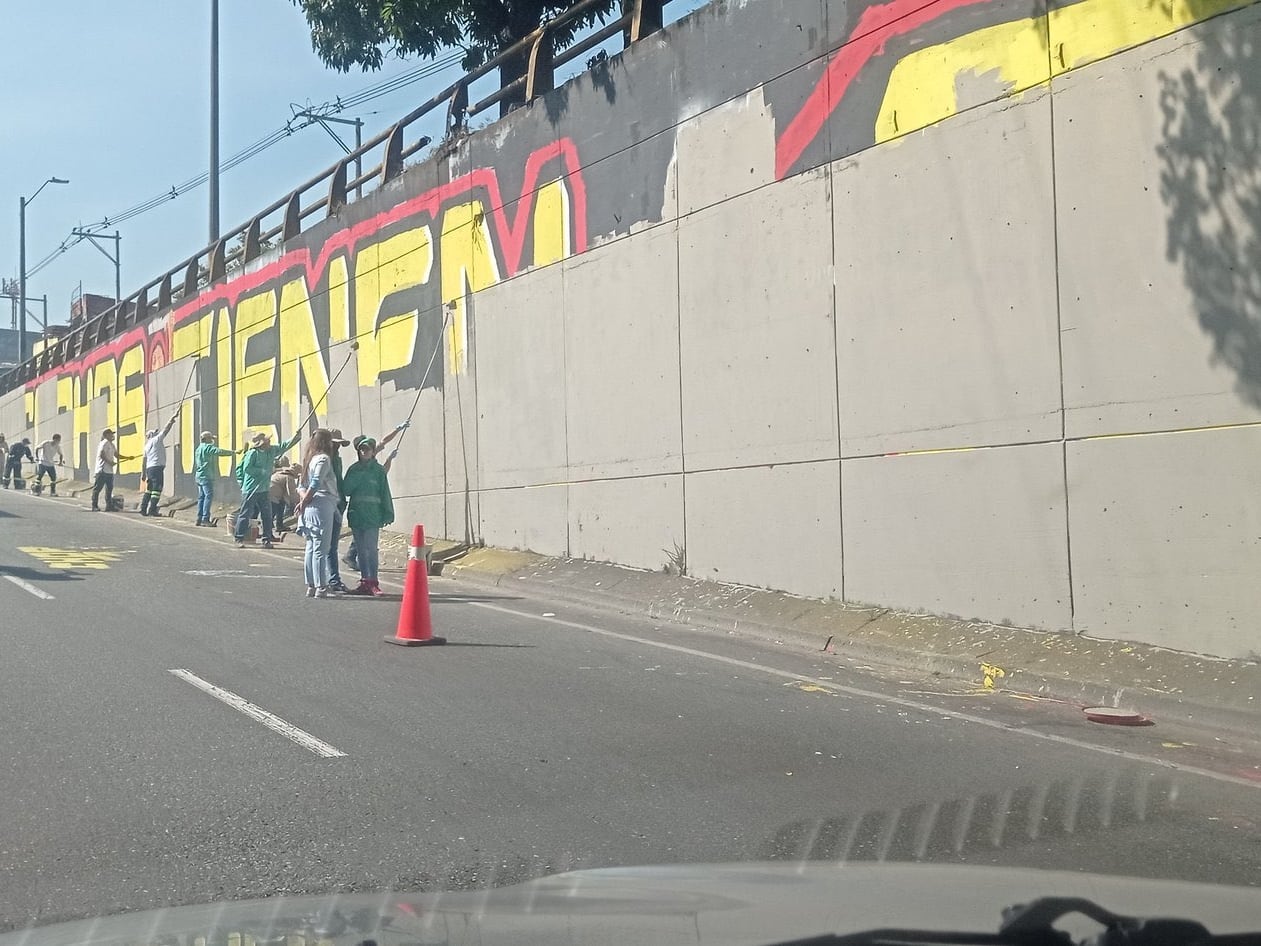 Mural “Las cuchas tenían razón” en Medellín. Foto: Twitter Daniel Quintero.