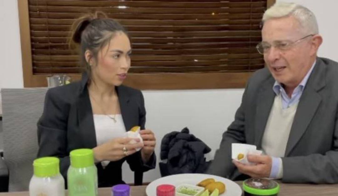 Epa Colombia junto a Alvaro Uribe Vélez. 