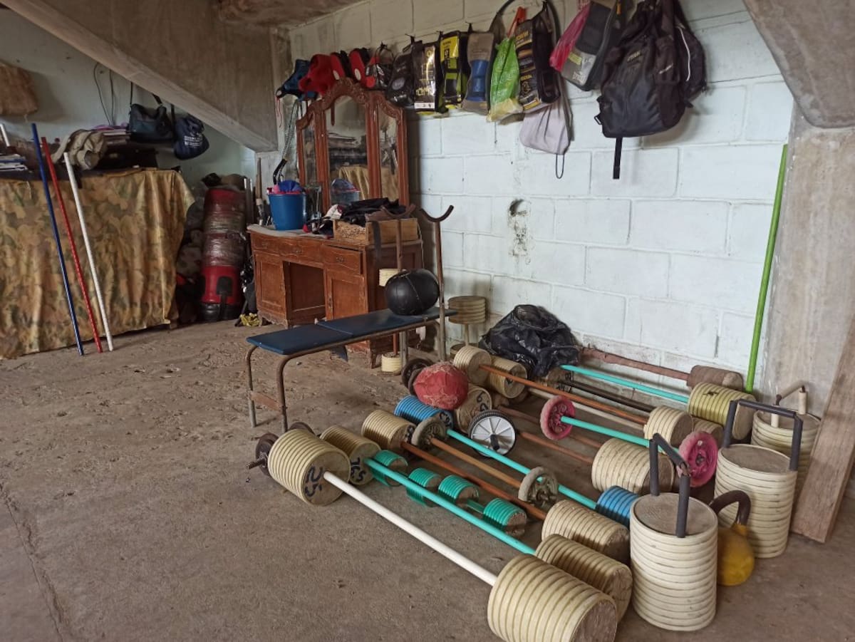 Implementos elaborados manualmente en el gimnasio de boxeo