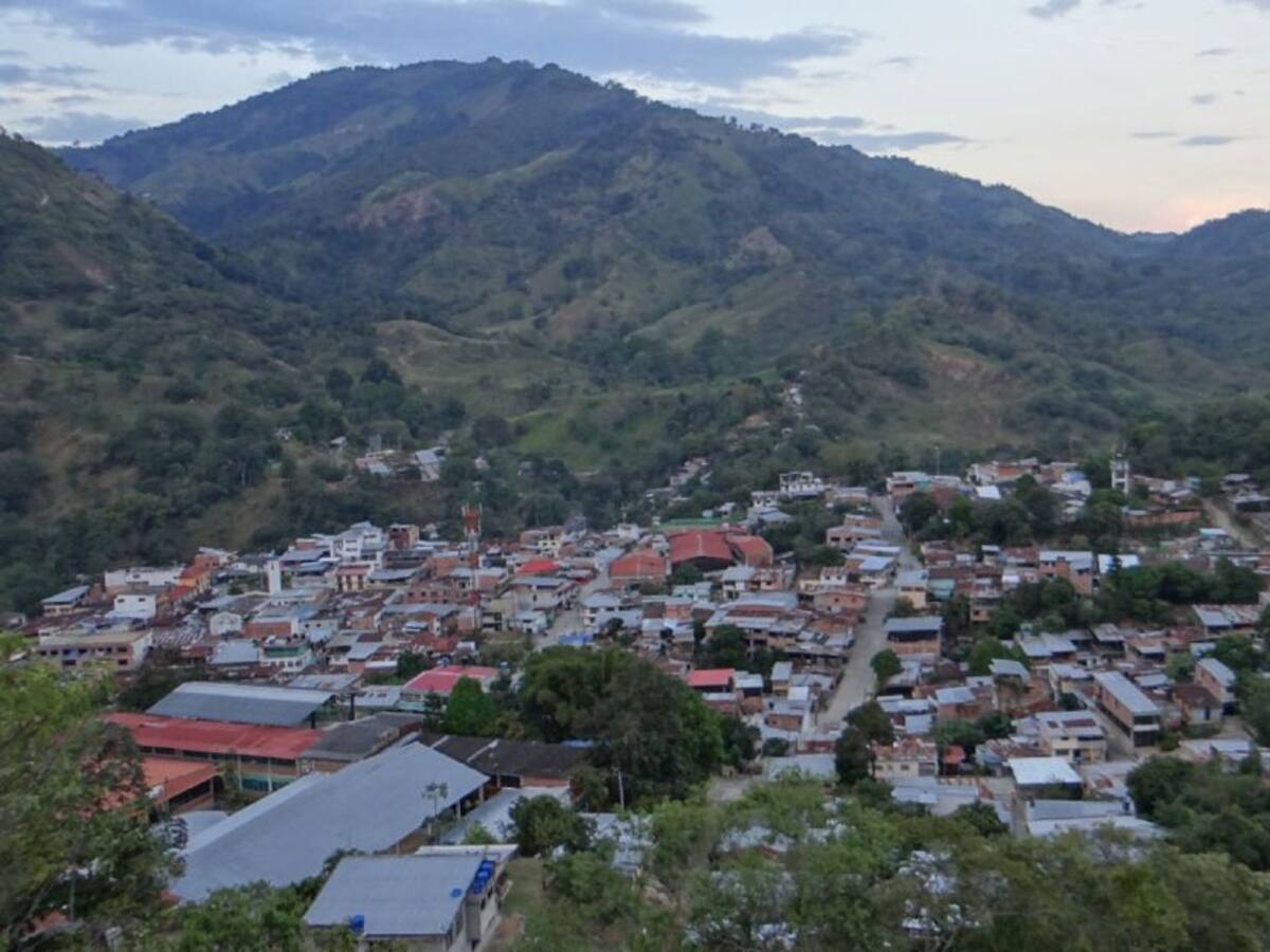 Gobernadora Matiz asume compromiso para terminar obras en hospital de Rioblanco, Tolima